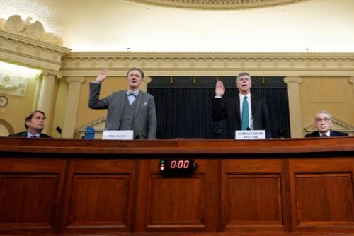 Quyền đại sứ Mỹ tại Ukraine William Taylor (phải) và Phó Trợ lý ngoại trưởng Mỹ George Kent (trái) đến cung cấp lời khai tại phiên điều trần công khai đầu tiên về cuộc điều tra luận tội ông Trump, ngày 13-11. Ảnh: REUTERS