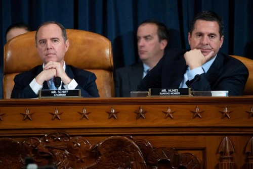 Chủ tịch Ủy ban Tình báo Hạ viện Adam Schiff (trái) - người đang phụ trách tổ chức các phiên điều trần công khai về cuộc điều tra luận tội ông Trump và nghị sĩ Cộng hòa cấp cao Devin Nunes (phải) trong phiên điều trần công khai đầu tiên về cuộc điều tra luận tội ông Trump, ngày 13-11. Ảnh: REUTERS