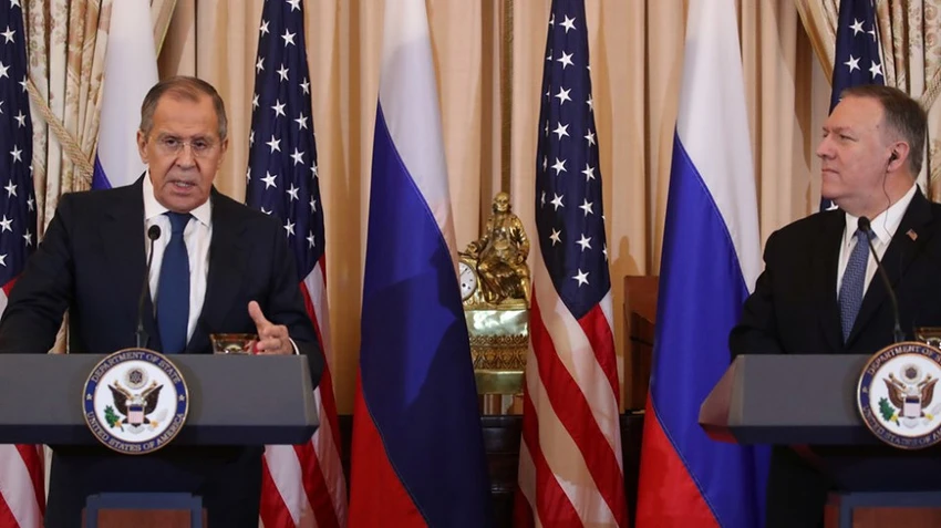 Ngoại trưởng Nga Sergey Lavrov (trái) và Ngoại trưởng Mỹ Mike Pompeo trong cuộc họp báo chung ở thủ đô Washington (Mỹ) ngày 10-12. Ảnh: REUTERS