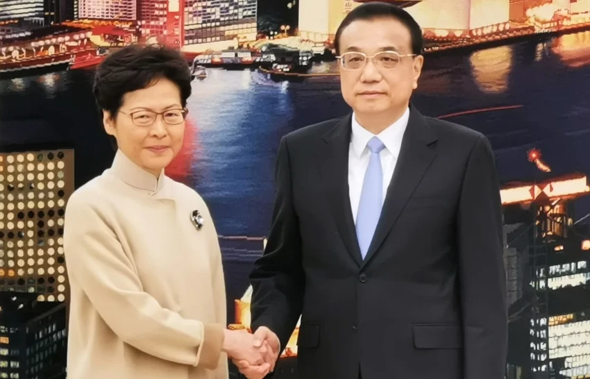 Lãnh đạo Đặc khu Hong Kong Lâm Trịnh Nguyệt Nga (trái) gặp Thủ tướng Trung Quốc Lý Khắc Cường tại Bắc Kinh ngày 16-12. Ảnh: HONG KONG COMMERCIAL DAILY
