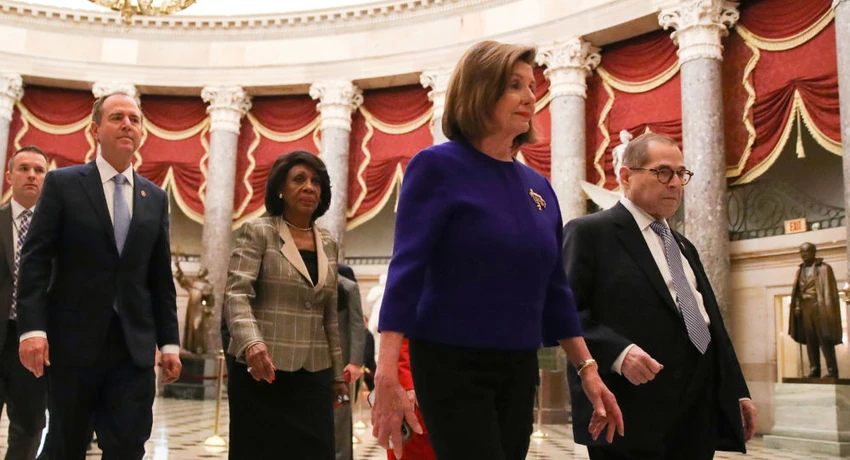 Chủ tịch Hạ viện Mỹ Nancy Pelosi viết thư kêu gọi toàn thể hạ nghị sĩ đi bỏ phiếu luận tội Tổng thống Mỹ Donald Trump. Ảnh: REUTERS