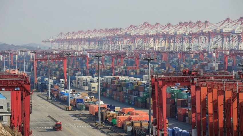Các thùng hàng tại cảng nước sâu Dương Sơn ở Thượng Hải (Trung Quốc). Ảnh: REUTERS