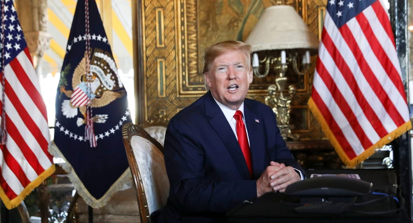 Tổng thống Mỹ Donald Trump trao đổi với báo chí sau một cuộc họp qua điện thoại với các thành viên quân đội cấp cao từ khu nghỉ dưỡng Mar-a-Lago của ông ở bang Florida (Mỹ) ngày 24-12. Ảnh: REUTERS