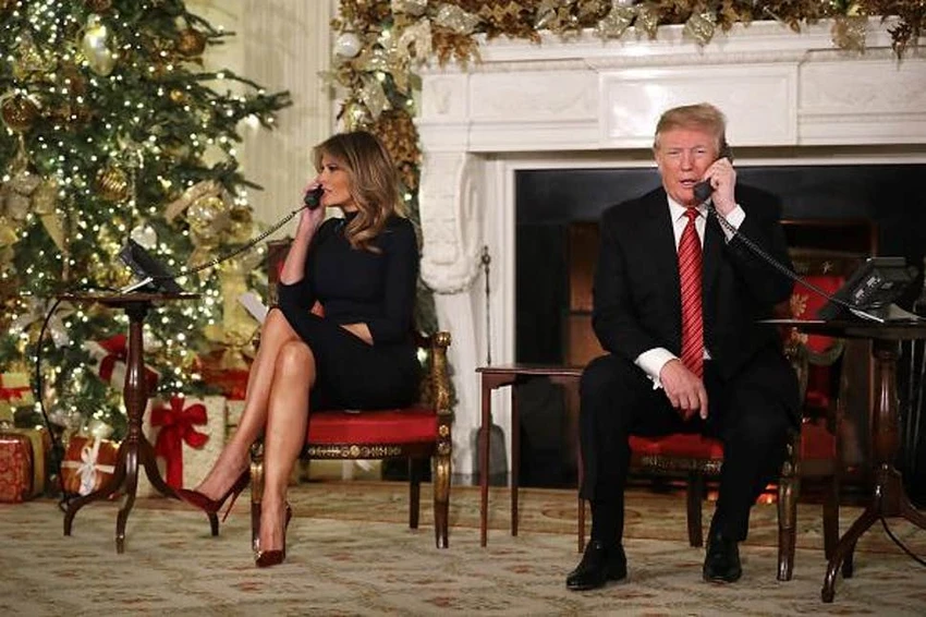 Tổng thống Mỹ Donald Trump (phải) nói ông “vẫn đang nghiên cứu” quà tặng vợ (trái), thời điểm chỉ còn chưa tới 24 giờ nữa là tới lễ Giáng sinh. Ảnh: GETTY IMAGES