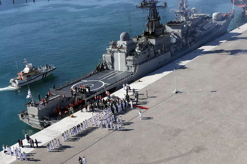 Tàu hộ tống Yaroslav Mudry của Hải quân Nga đậu tại cảng Chabahar (Iran). Ảnh: AFP