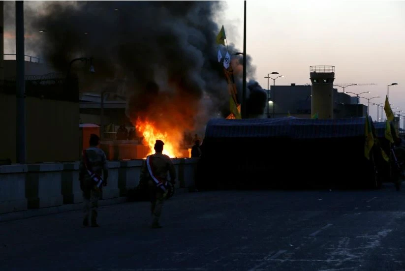Trụ sở đại sứ quán Mỹ ở Baghdad (Iraq) bị phóng hỏa ngày 31-12. Ảnh: REUTERS