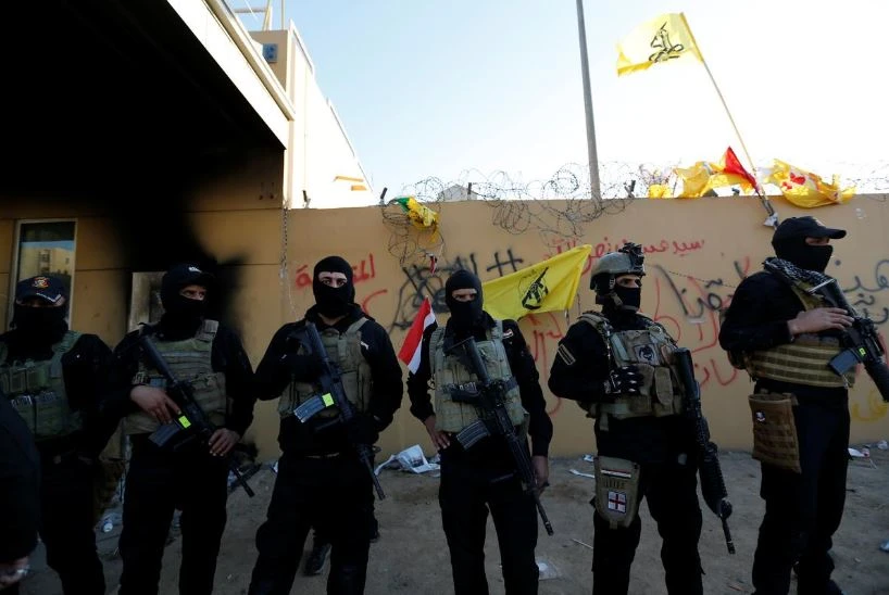 Lực lượng an ninh Iraq canh gác bên ngoài trụ sở đại sứ quán Mỹ ở Baghdad (Iraq) ngày 31-12. Ảnh: REUTERS