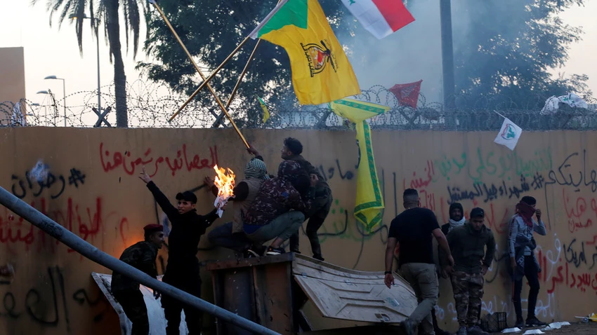 Các tay súng nhóm vũ trang Kata'ib Hezbollah và người biểu tình Iraq xông vào tấn công trụ sở đại sứ quán Mỹ ở Baghdad (Iraq) ngày 31-12. Ảnh: REUTERS