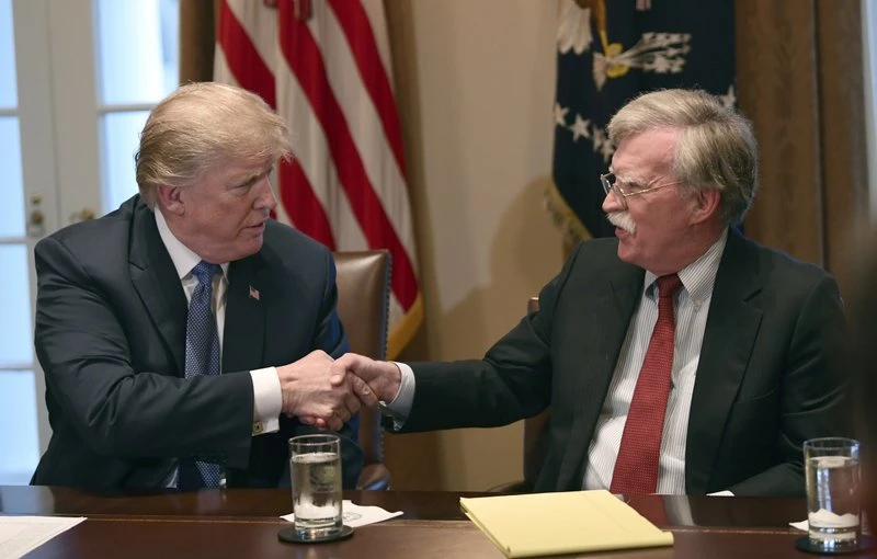 Tổng thống Donald Trump (trái) và Cố vấn an ninh quốc gia John Bolton thời còn làm việc chung. Ảnh: AP