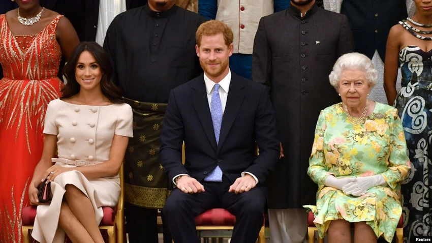 Nữ hoàng Elizabeth II (phải) và cháu trai Harry (giữa), cháu dâu Meghan (trái). Ảnh: REUTERS