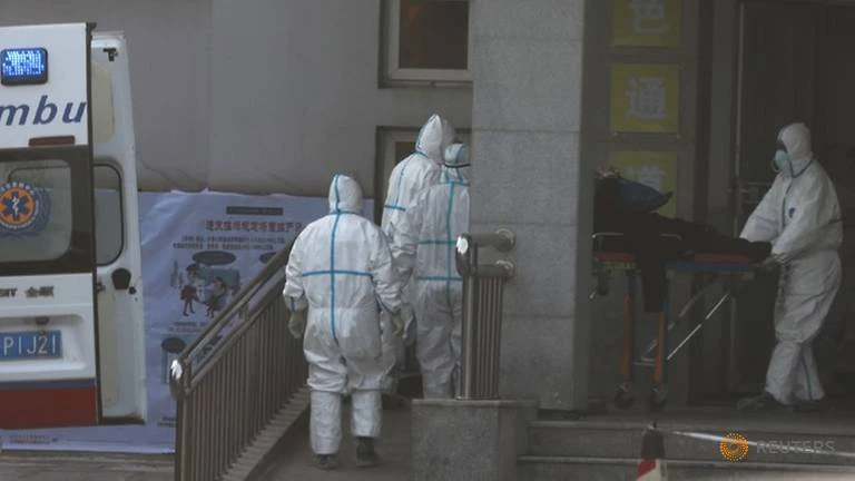 Nhân viên y tế di chuyển bệnh nhân nhiễm virus Vũ Hán, tại TP Vũ Hán, tỉnh Hồ Bắc (Trung Quốc) ngày 20-1. Ảnh: REUTERS