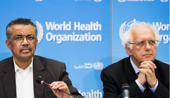 Ông Tedros Adhanom Ghebreyesus - Tổng Giám đốc WHO (trái) và ông Michael J. Ryan - Giám đốc điều hành Chương trình Y tế khẩn cấp của WHO họp báo tại Geneva (Thụy Sĩ) sau cuộc họp khẩn về virus Corona tối 30-1. Ảnh: REUTERS
