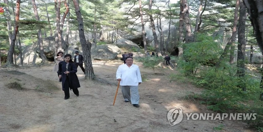 Lãnh đạo Triều Tiên Kim Jong-un thị sát khu nghỉ dưỡng núi Kim Cương. Ảnh: YONHAP chụp từ truyền hình Triều Tiên ngày 23-10-2019