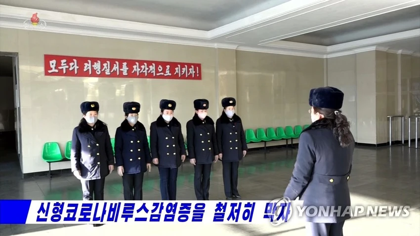 Công nhân ngành giao thông đeo khẩu trang ngừa nhiễm virus Corona. Ảnh: YONHAP chụp từ truyền hình Triều Tiên ngày 31-1