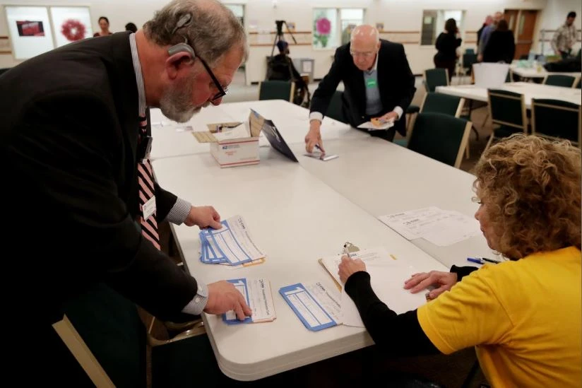Kiểm phiếu sau bầu cử sơ bộ bên đảng Dân chủ ở bang Iowa (Mỹ) tối 3-2. Ảnh: REUTERS