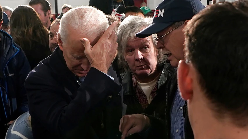 Cựu Phó Tổng thống, ứng viên Dân chủ Joe Biden (trái) chỉ về thứ tư trong cuộc bầu cử sơ bộ ở Iowa. Ảnh: REUTERS