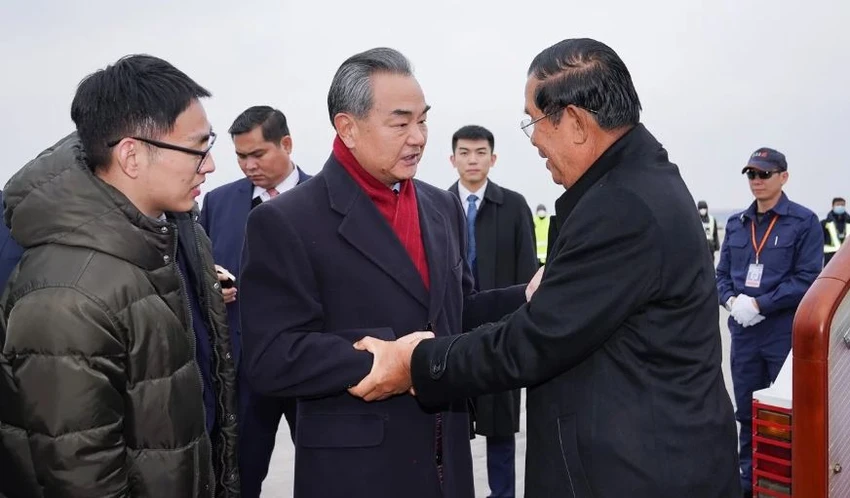 Bộ trưởng Ngoại giao Trung Quốc Vương Nghị (giữa) đón Thủ tướng Campuchia Hun Sen (phải) tại Bắc Kinh ngày 5-2. Ảnh: THX