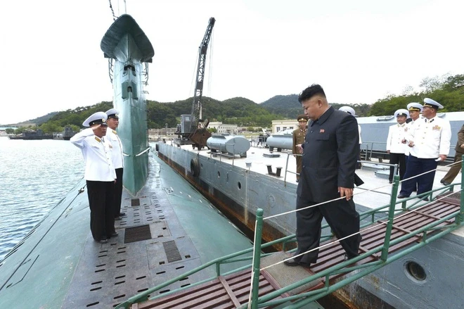 Lãnh đạo Triều Tiên Kim Jong-un thị sát một tàu ngầm điện hạt nhân lớp Romeo của Triều Tiên. Ảnh: BUSINESS INSIDER