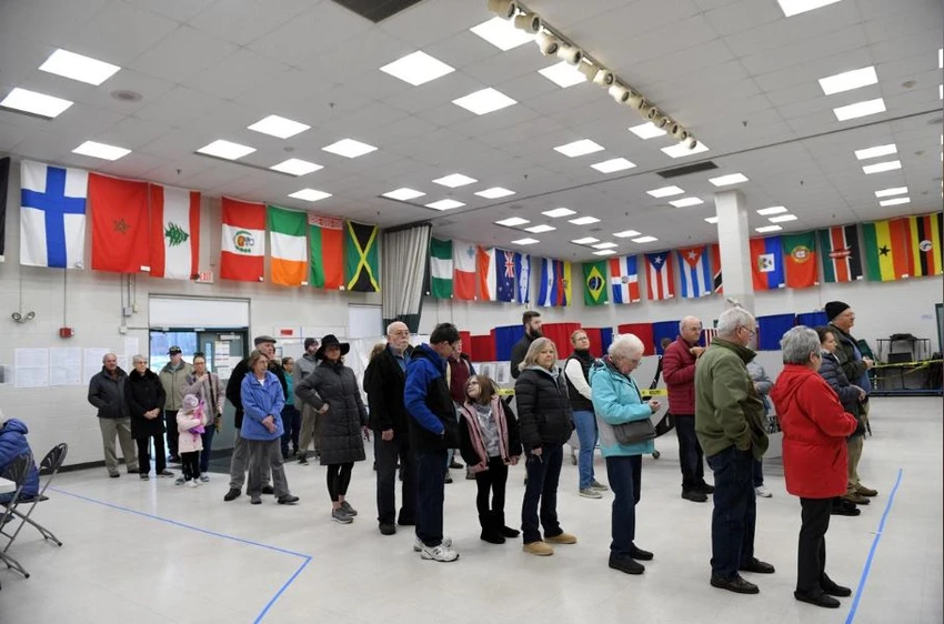 Cử tri xếp hàng chờ bỏ phiếu trong cuộc bầu cử sơ bộ ở bang New Hampshire (Mỹ) ngày 11-2. Ảnh: REUTERS