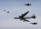 Mỹ điều B-52 đến tập trận cùng hai tàu sân bay ở Biển Đông