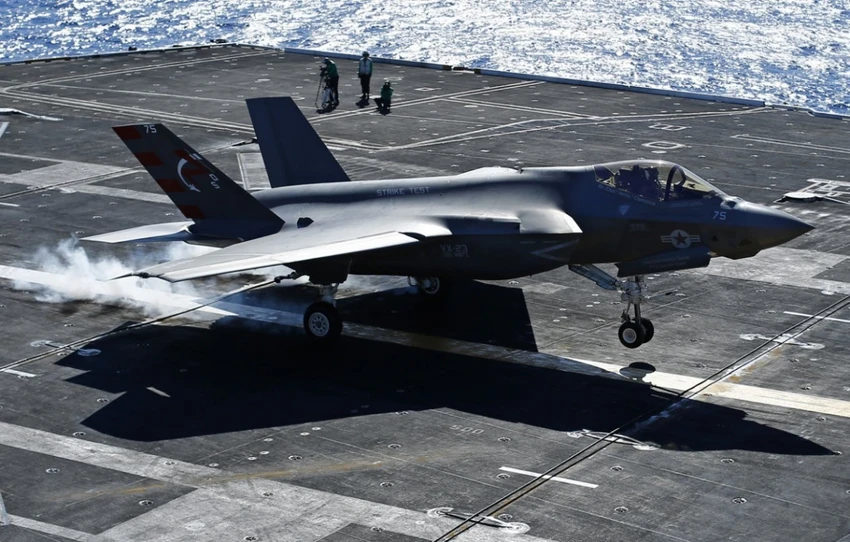 F-35C của Mỹ rơi khi đang tập trận cùng 2 siêu tàu sân bay ở Biển Đông ảnh 2