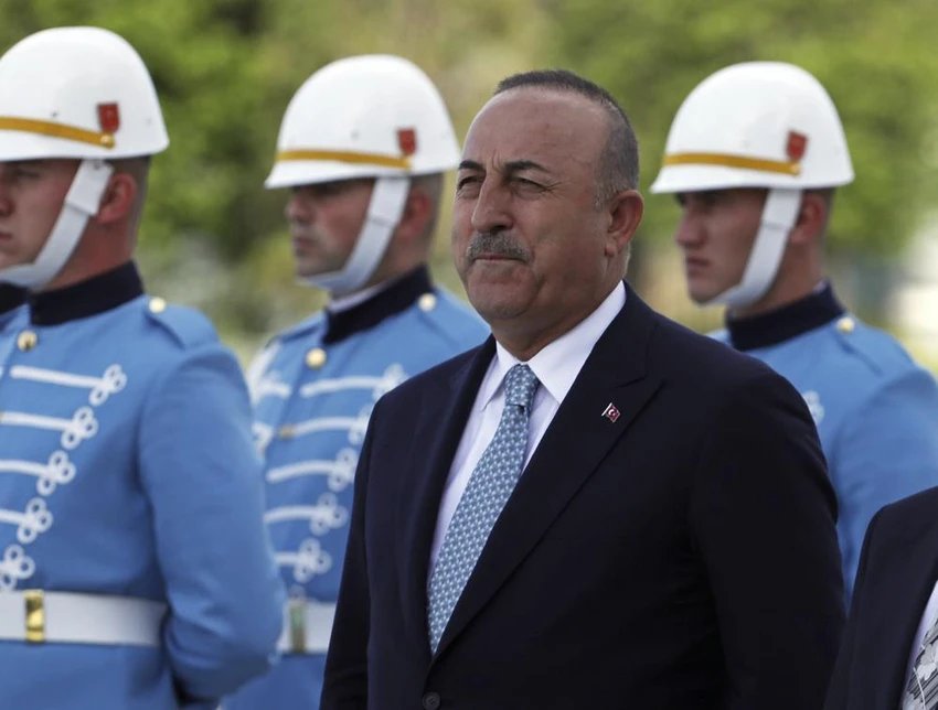 Ngoại trưởng Thổ Nhĩ Kỳ Mevlut Cavusoglu đứng với đội bảo vệ danh dự của quân đội, tại Ankara (Thổ Nhĩ Kỳ) ngày 1-6. Ảnh: AP Ngoại trưởng Thổ Nhĩ Kỳ Mevlut Cavusoglu đứng với đội bảo vệ danh dự của quân đội, tại Ankara (Thổ Nhĩ Kỳ) ngày 1-6. Ảnh: AP
