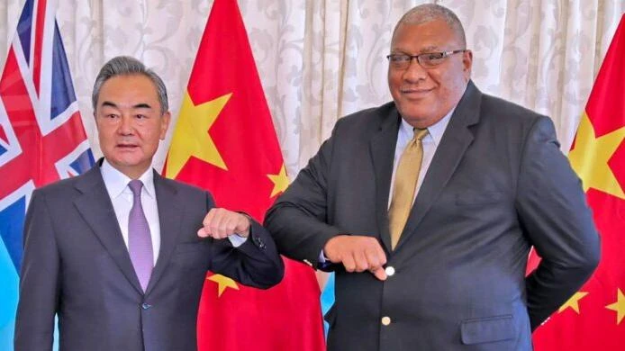 Bộ trưởng Ngoại giao Trung Quốc Vương Nghị (trái) gặp Tổng thống Fiji Ratu Williame Katnivere (phải) ở Suva (Fiji) ngày 30-5. Ảnh: AP