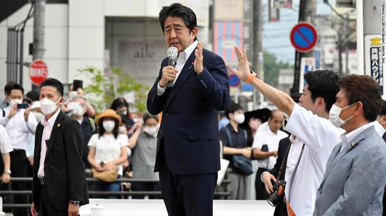 Cựu Thủ tướng Nhật Shinzo Abe phát biểu tại TP Nara trước khi bị bắn, ngày 8-7. Ảnh: CNN