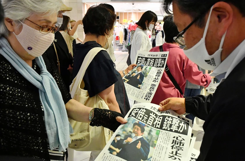 Người dân Nhật đọc ấn bản bổ sung của báo Yomiuri Shimbun về thông tin cựu thủ tướng Shinzo Abe đã bị bắn sáng 8-7. Ảnh: Yomiuri Shimbun/AP Người dân Nhật đọc ấn bản bổ sung của báo Yomiuri Shimbun về thông tin cựu thủ tướng Shinzo Abe đã bị bắn sáng 8-7. Ảnh: Yomiuri Shimbun/AP
