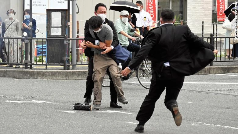 Nghi phạm Tetsuya Yamagami bị bắt ngay tại hiện trường ám sát ông Shinzo Abe ở TP Nara (Nhật) ngày 8-7. Ảnh: CNN Nghi phạm Tetsuya Yamagami bị bắt ngay tại hiện trường ám sát ông Shinzo Abe ở TP Nara (Nhật) ngày 8-7. Ảnh: CNN