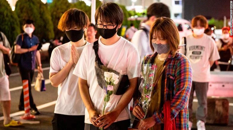 Người dân Nhật tưởng nhớ cố Thủ tướng Shinzo Abe bị bắn tại nơi ông bị bắn ở TP Nara, tối 8-7. Ảnh: CNN Người dân Nhật tưởng nhớ cố Thủ tướng Shinzo Abe bị bắn tại nơi ông bị bắn ở TP Nara, tối 8-7. Ảnh: CNN