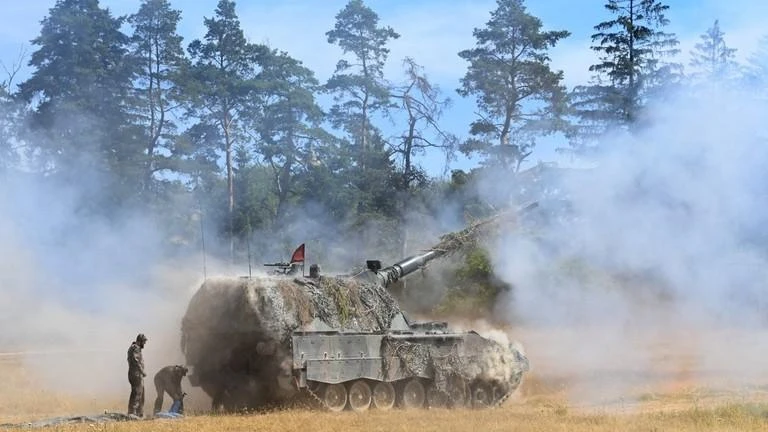 Một khẩu Panzerhaubitze 2000 của quân đội Đức khai hỏa trong cuộc tập trận của NATO ở Grafenwoehr (Đức) ngày 20-7. Ảnh: AFP