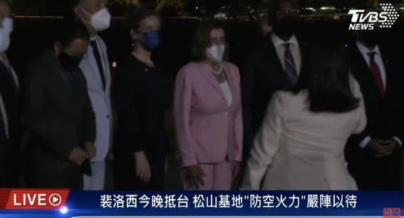 Chiếc máy bay chở Chủ tịch Hạ viện Mỹ Nancy Pelosi hạ cánh xuống Đài Bắc tối 2-8. Ảnh: Cắt từ màn hình Sputnik Chiếc máy bay chở Chủ tịch Hạ viện Mỹ Nancy Pelosi hạ cánh xuống Đài Bắc tối 2-8. Ảnh: Cắt từ màn hình Sputnik
