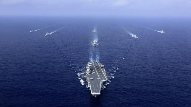 Tàu sân bay Liêu Ninh (giữa) trong một cuộc tập trận trên biển. Ảnh: AFP Tàu sân bay Liêu Ninh (giữa) trong một cuộc tập trận trên biển. Ảnh: AFP