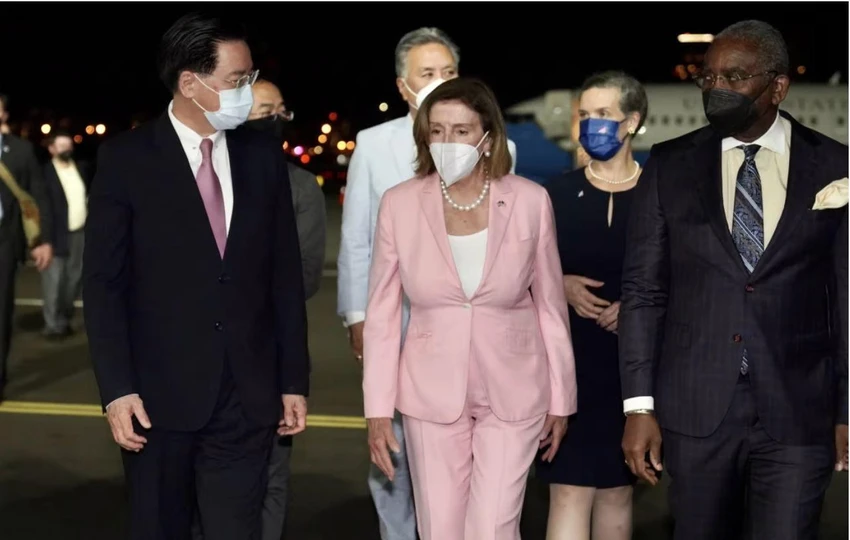 Chủ tịch Hạ viện Mỹ Nancy Pelosi (áo hồng) dẫn đầu phái đoàn nghị sĩ Mỹ đến Đài Loan tối 2-8. Ảnh: EPA Chủ tịch Hạ viện Mỹ Nancy Pelosi (áo hồng) dẫn đầu phái đoàn nghị sĩ Mỹ đến Đài Loan tối 2-8. Ảnh: EPA