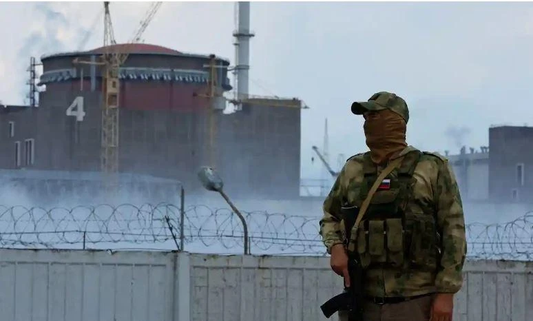 Lính Nga đứng gác gần nhà máy điện hạt nhân Zaporizhzhia ở Ukraine. Ảnh: REUTERS