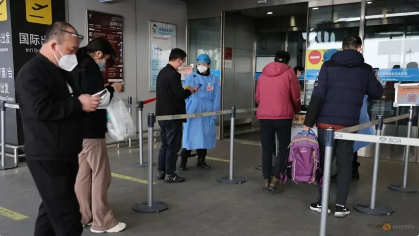 Du khách tại sảnh ga cuối của sân bay quốc tế thủ đô Bắc Kinh (Trung Quốc) ngày 23-3. Ảnh: REUTERS Du khách tại sảnh ga cuối của sân bay quốc tế thủ đô Bắc Kinh (Trung Quốc) ngày 23-3. Ảnh: REUTERS