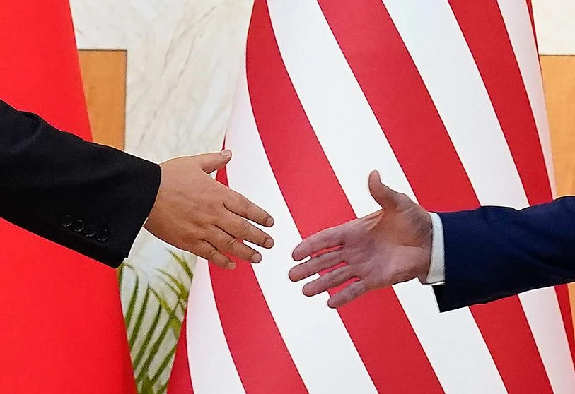 Cái bắt tay được chờ đợi giữa Tổng thống Mỹ Joe Biden (phải) và Chủ tịch Trung Quốc Tập Cận Bình (trái) chiều 14-11 ở Bali (Indonesia), bên lề kỳ hội nghị thượng đỉnh G20. Ảnh: AP Cái bắt tay được chờ đợi giữa Tổng thống Mỹ Joe Biden (phải) và Chủ tịch Trung Quốc Tập Cận Bình (trái) chiều 14-11 ở Bali (Indonesia), bên lề kỳ hội nghị thượng đỉnh G20. Ảnh: AP