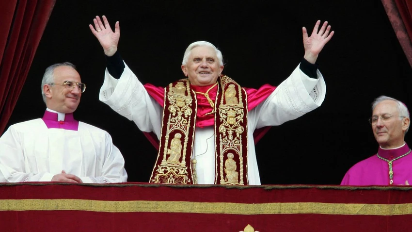 Đức Joseph Ratzinger, tân Giáo hoàng Benedict XV, xuất hiện tại cửa sổ ban công chính của Vương cung thánh đường Thánh Peter sau khi được bầu làm Giáo hoàng thứ 265 của Giáo hội Công giáo La mã ngày 19-4-2005 tại Thành phố Vatican. Ảnh: AFP