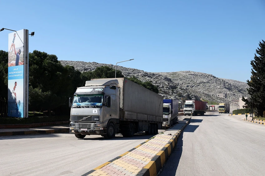 Một đoàn xe viện trợ của Liên Hợp Quốc tiến vào tây bắc Syria từ Thổ Nhĩ Kỳ qua cửa khẩu Bab al Hawa vào ngày 9-2. Ảnh: AFP/GETTY IMAGES