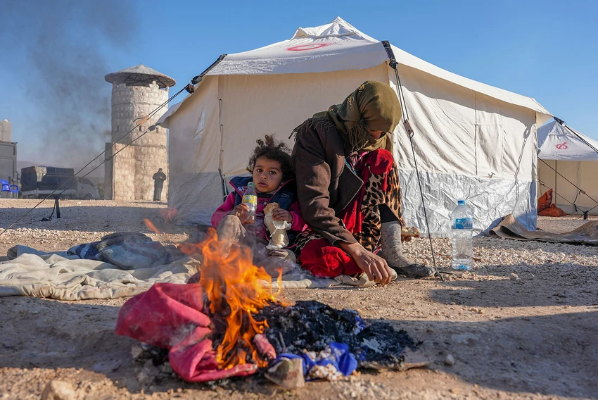 Người dân Syria đốt lửa sưởi ấm tại một nơi trú ẩn tạm bợ dành cho những người vô gia cư gần thị trấn Jindayris thuộc tỉnh Aleppo do phiến quân kiểm soát, ngày 9-2. Ảnh: AFP/GETTY IMAGES