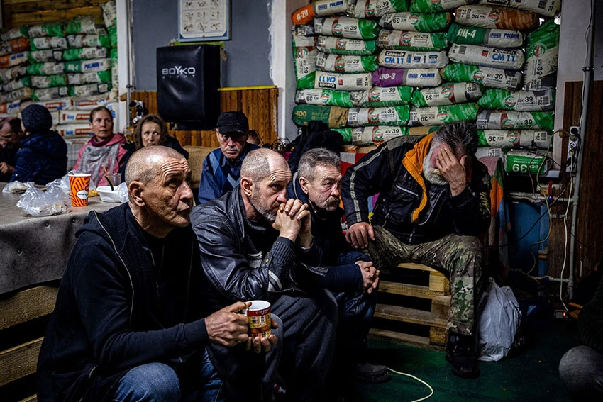 Người dân Ukraine theo dõi tình hình chiến sự tại một trung tâm hỗ trợ nhân đạo ở Bakhmut, tỉnh Donestk, vùng Donbass (đông Ukraine), ngày 27-2. Ảnh: AFP/GETTY IMAGES