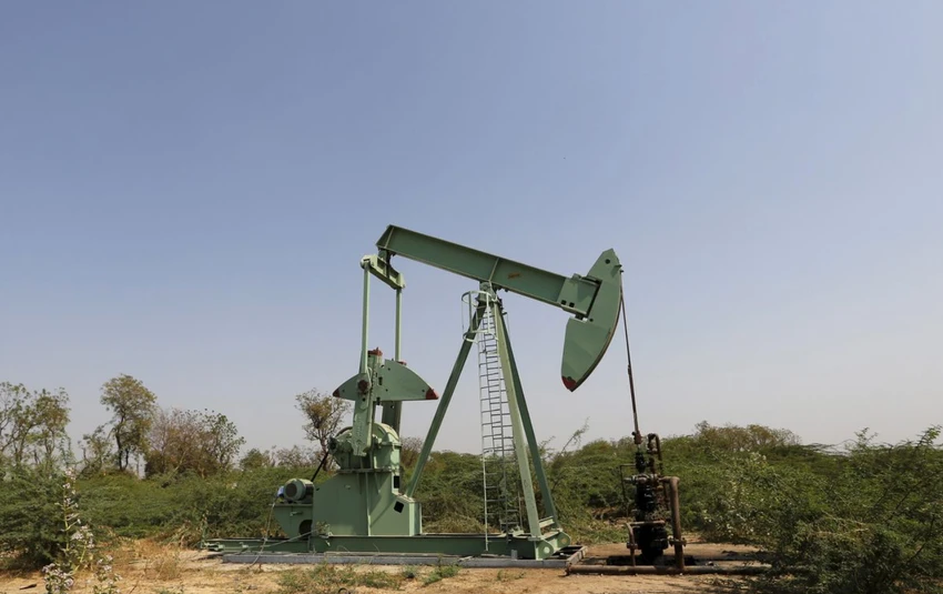Giếng dầu của Tập đoàn Dầu mỏ và Khí tự nhiên (ONGC) ở ngoại ô phía tây thành phố Ahmedabad, bang Gujarat, (Ấn Độ). Ảnh: REUTERS Giếng dầu của Tập đoàn Dầu mỏ và Khí tự nhiên (ONGC) ở ngoại ô phía tây thành phố Ahmedabad, bang Gujarat, (Ấn Độ). Ảnh: REUTERS