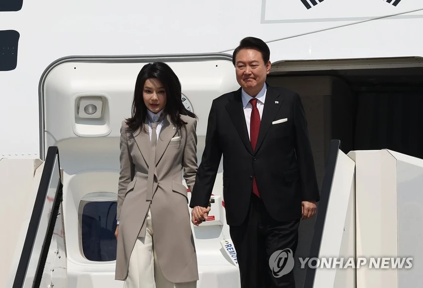 Tổng thống Yoon Suk-yeol và Đệ nhất phu nhân Kim Keon-hee xuống sân bay Haneda ở Tokyo ngày 16-3. Ảnh: YONHAP Tổng thống Yoon Suk-yeol và Đệ nhất phu nhân Kim Keon-hee xuống sân bay Haneda ở Tokyo ngày 16-3. Ảnh: YONHAP