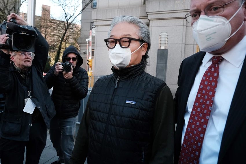Nhà sáng lập quỹ Archegos Capital Management Bill Hwang rời tòa án liên bang ở TP New York (Mỹ) ngày 27-4-2022. Ông Hwang bị cáo buộc tội lường gạt chứng khoán và lũng đoạn thị trường theo sau vụ sụp đổ của quỹ Archegos Capital Management khiến nhiều ngân hàng mất hàng tỉ USD. Ảnh: AFP