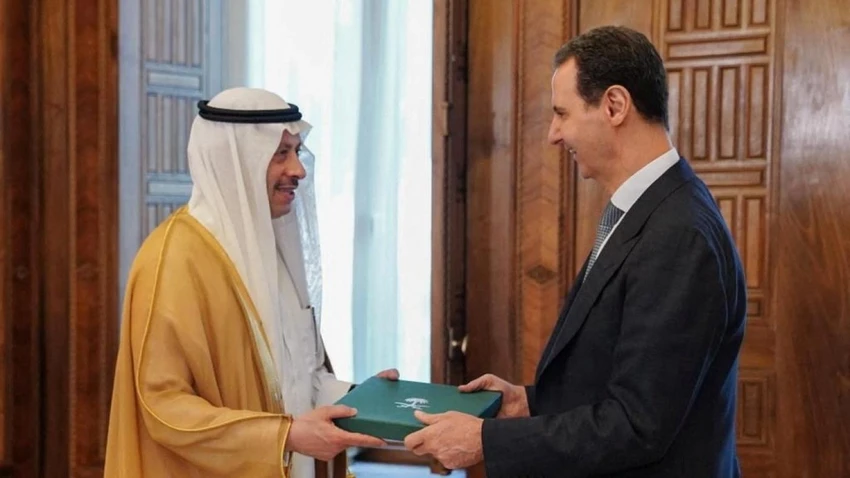 Tổng thống Syria Bashar al-Assad nhận được lời mời tham dự hội nghị thượng đỉnh của Liên đoàn Ả Rập, thông qua Đại sứ Saudi Arabia tại Jordan - ông Naif bin Bandar Al-Sudairi, tại Damascus (Syria) ngày 10-5. Ảnh: REUTERS Tổng thống Syria Bashar al-Assad nhận được lời mời tham dự hội nghị thượng đỉnh của Liên đoàn Ả Rập, thông qua Đại sứ Saudi Arabia tại Jordan - ông Naif bin Bandar Al-Sudairi, tại Damascus (Syria) ngày 10-5. Ảnh: REUTERS