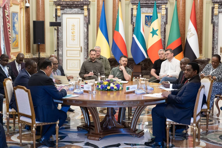 Tổng thống Ukraine - ông Volodymyr Zelensky tiếp lãnh đạo 6 nước châu Phi tại Kiev ngày 16-6. Ảnh: VĂN PHÒNG TỔNG THỐNG UKRAINE Tổng thống Ukraine - ông Volodymyr Zelensky tiếp lãnh đạo 6 nước châu Phi tại Kiev ngày 16-6. Ảnh: VĂN PHÒNG TỔNG THỐNG UKRAINE
