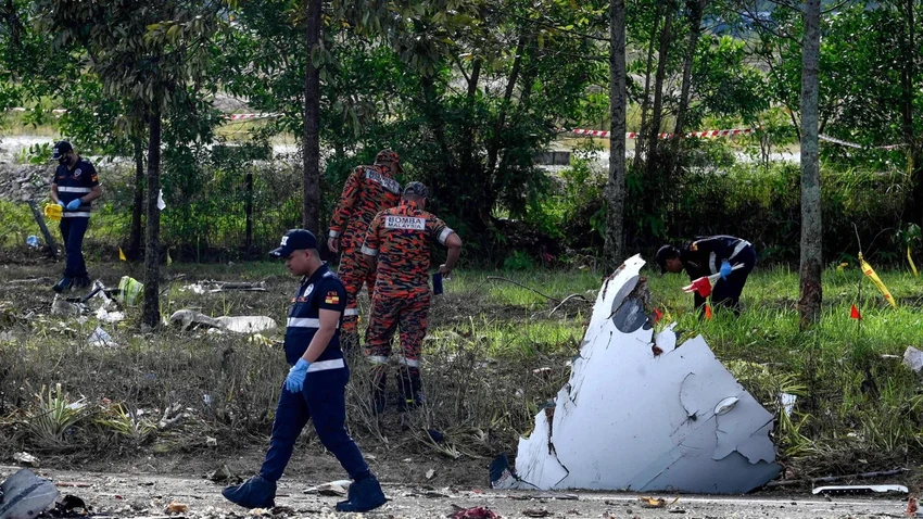 Mảnh vỡ máy bay ngổn ngang tại hiện trường vụ tai nạn ngày 17-8. Ảnh: AFP