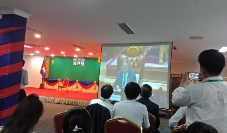 Phiên họp quốc hội Campuchia sáng nay 22-8. Ảnh: KHMER TIMES Phiên họp quốc hội Campuchia sáng nay 22-8. Ảnh: KHMER TIMES