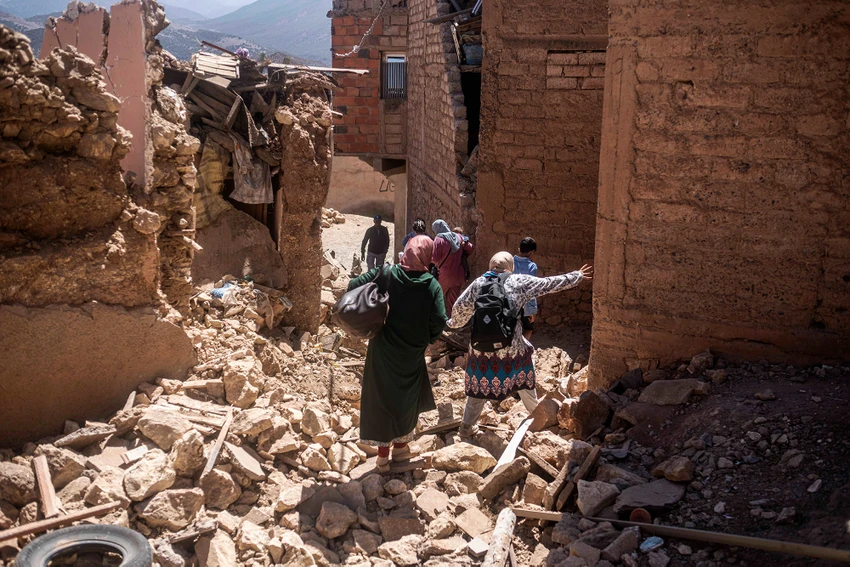 Người dân ở tỉnh Al Haouz (Morocco) sơ tán ngày 9-9. Ảnh: AP Người dân ở tỉnh Al Haouz (Morocco) sơ tán ngày 9-9. Ảnh: AP